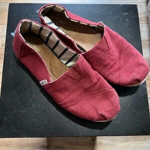 Tom’s canvas slip on flats